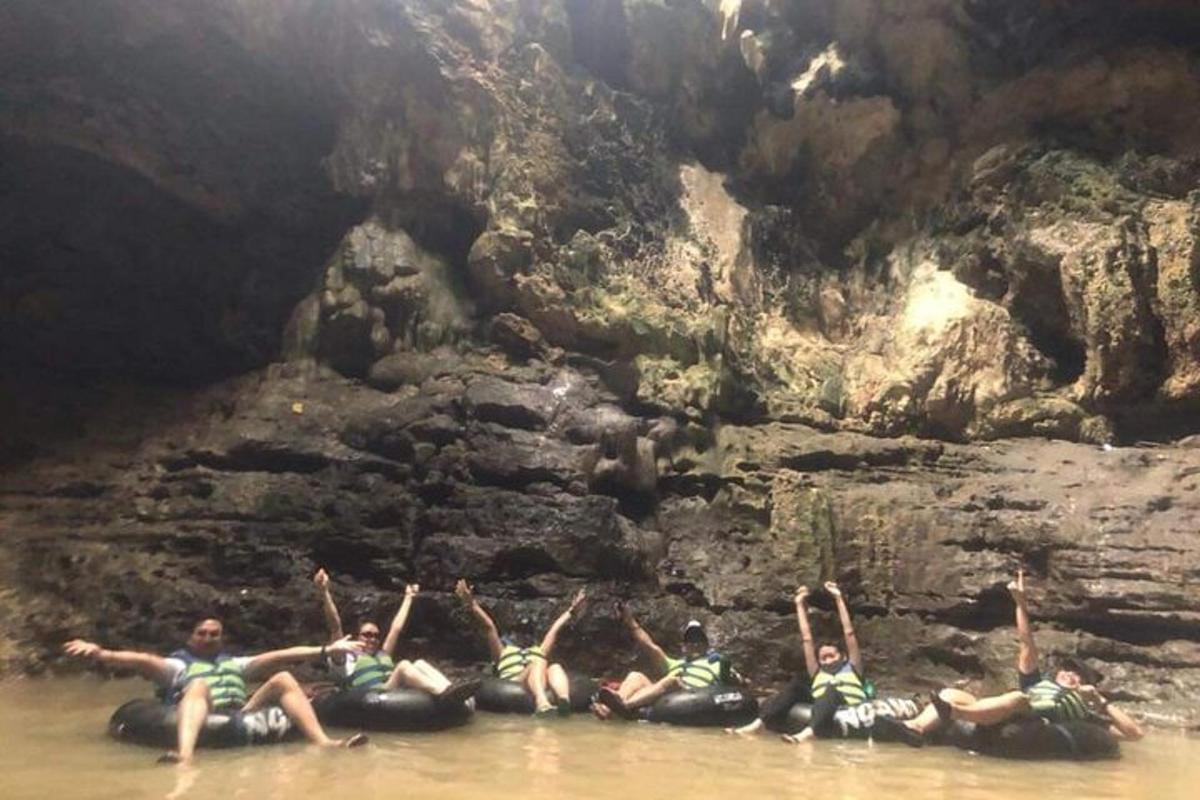 група людей, що лежать у воді на плотах