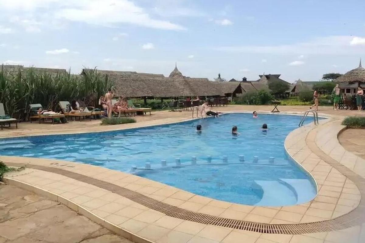un gruppo di persone in una piscina