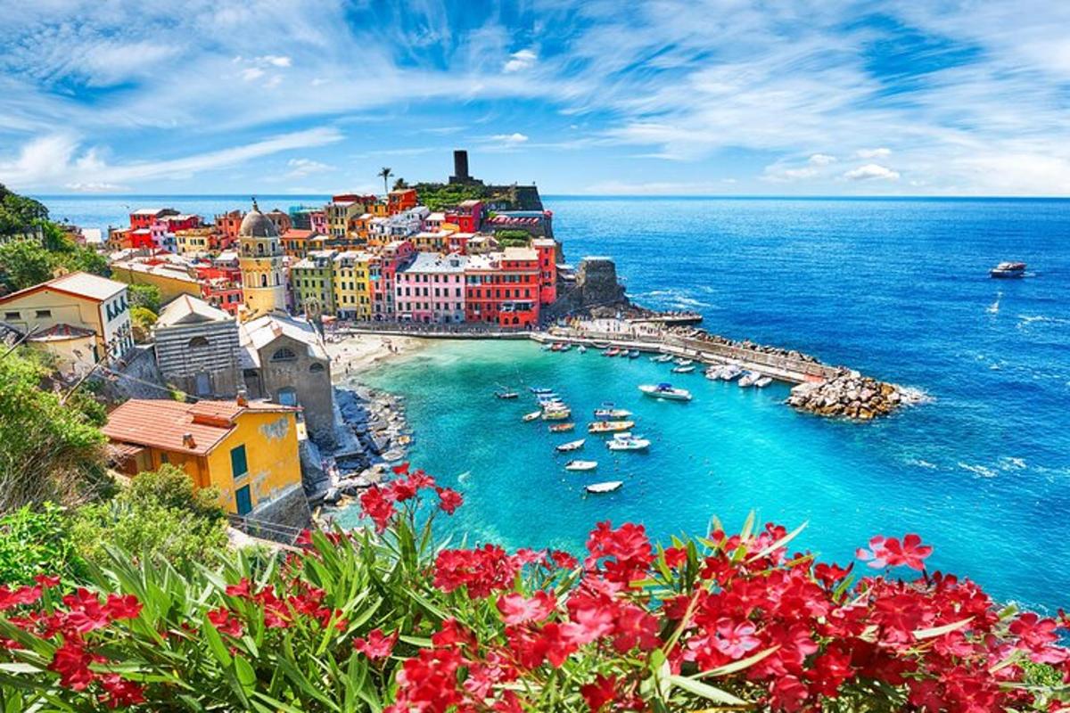 una vista di una città con barche in acqua
