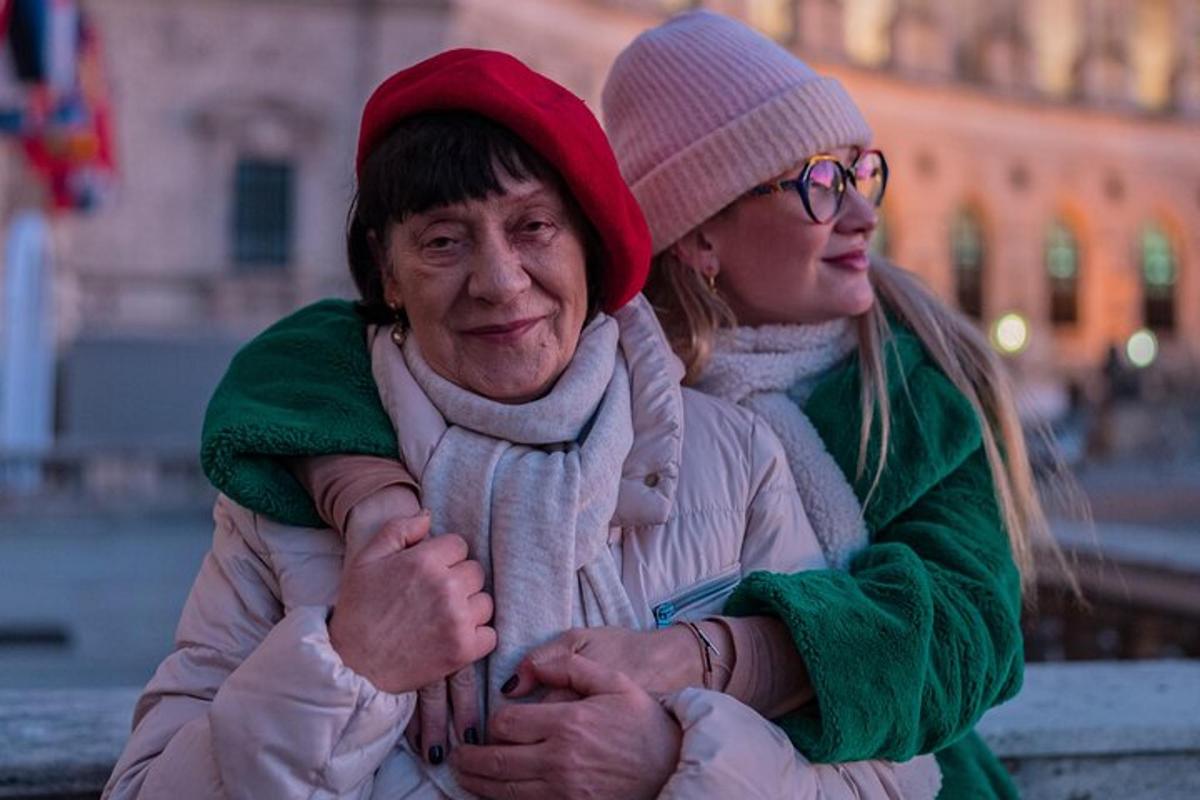 две старије жене стоје једна поред друге