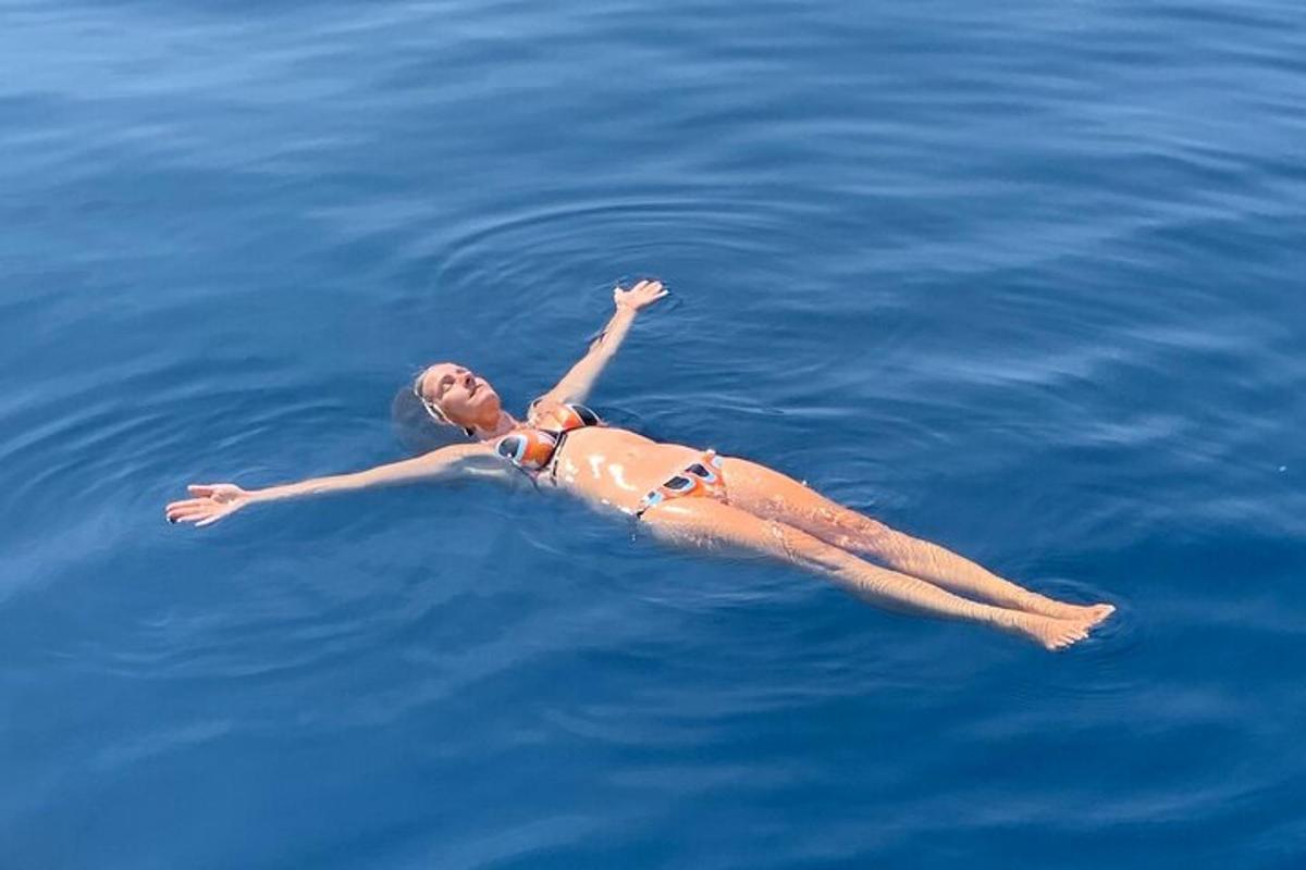 una donna in bikini che galleggia nell'acqua