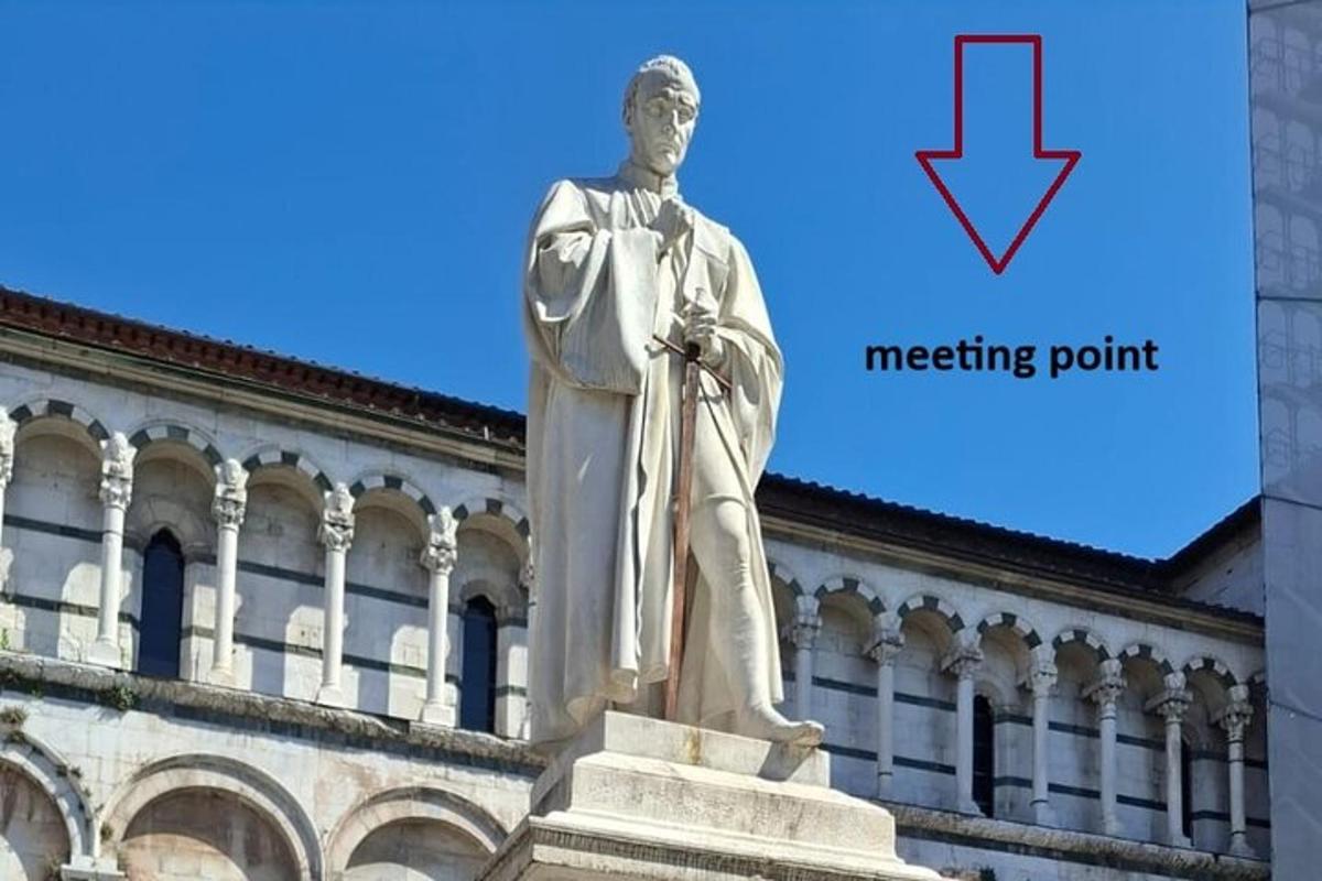 una statua di un uomo in piedi davanti a un edificio