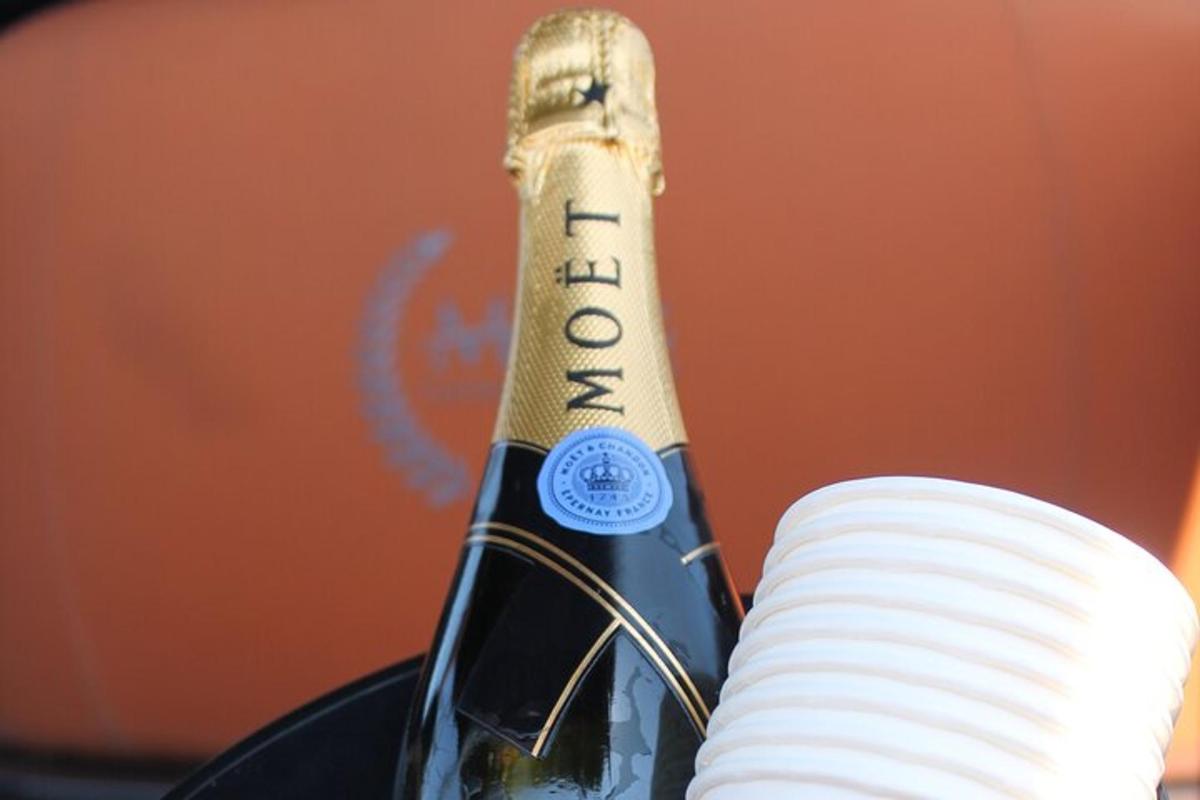 Una botella de vino junto a una copa