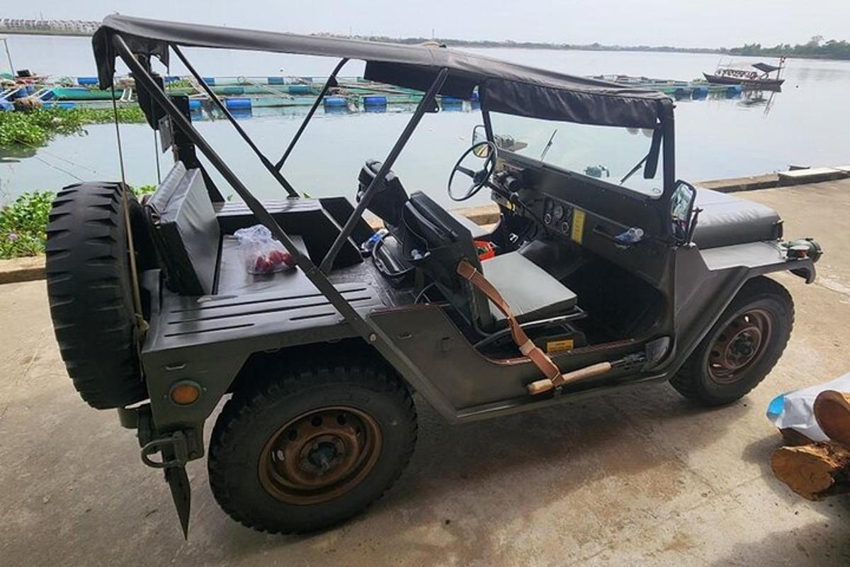 sebuah kereta golf hijau diletakkan di sebelah air