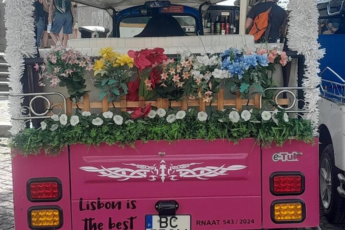 un autobuz roz cu flori în spate