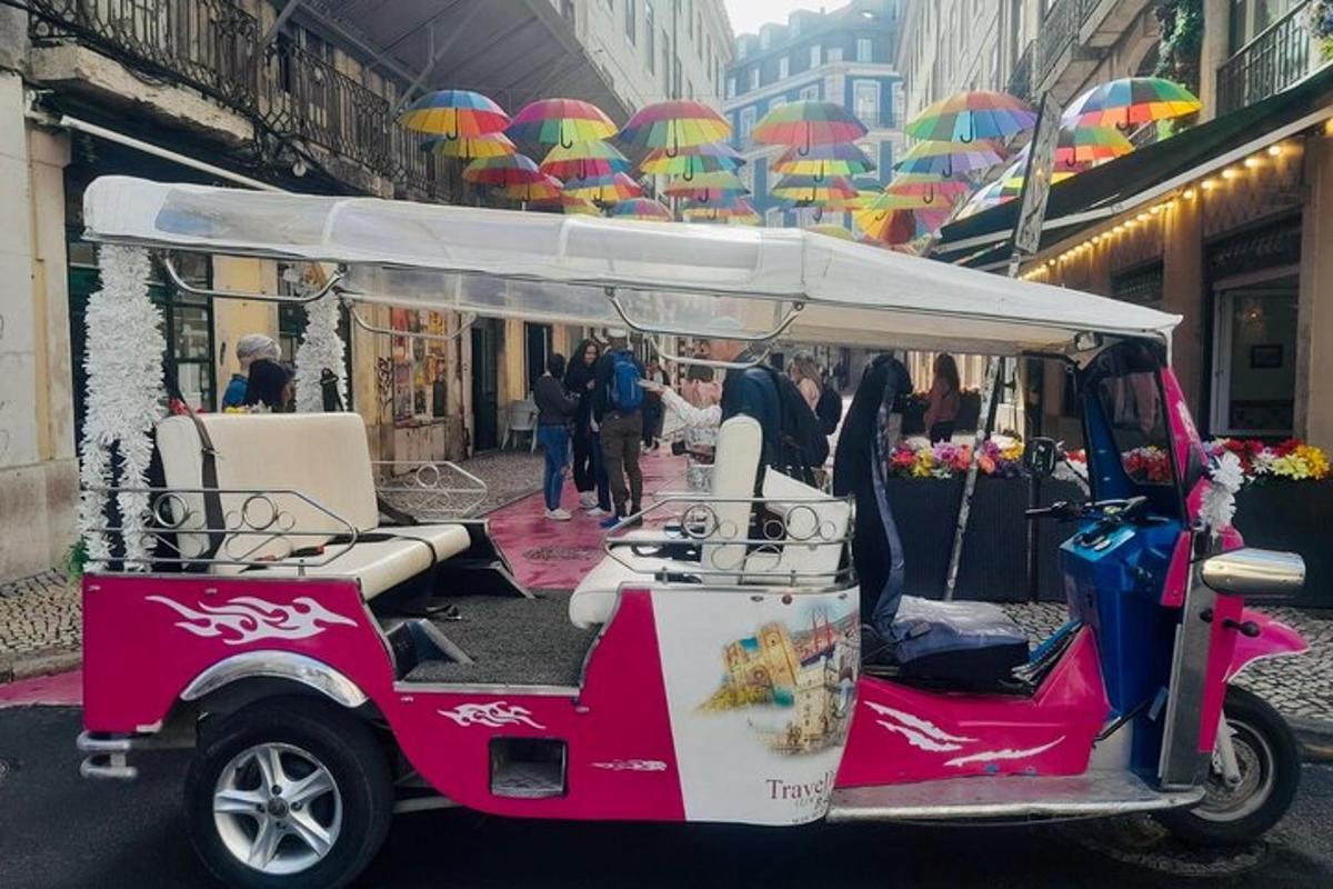 růžový golfový vozík zaparkovaný na ulici s deštníky