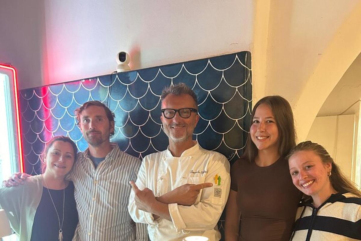 grupp inimesi, kes poseerivad pildi jaoks
