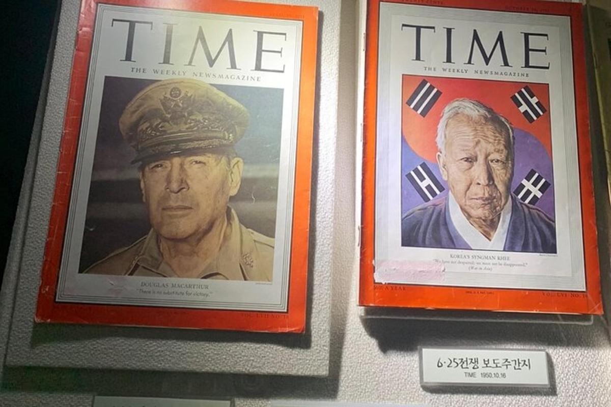 Dos fotografías enmarcadas de los presidentes de los Estados Unidos.