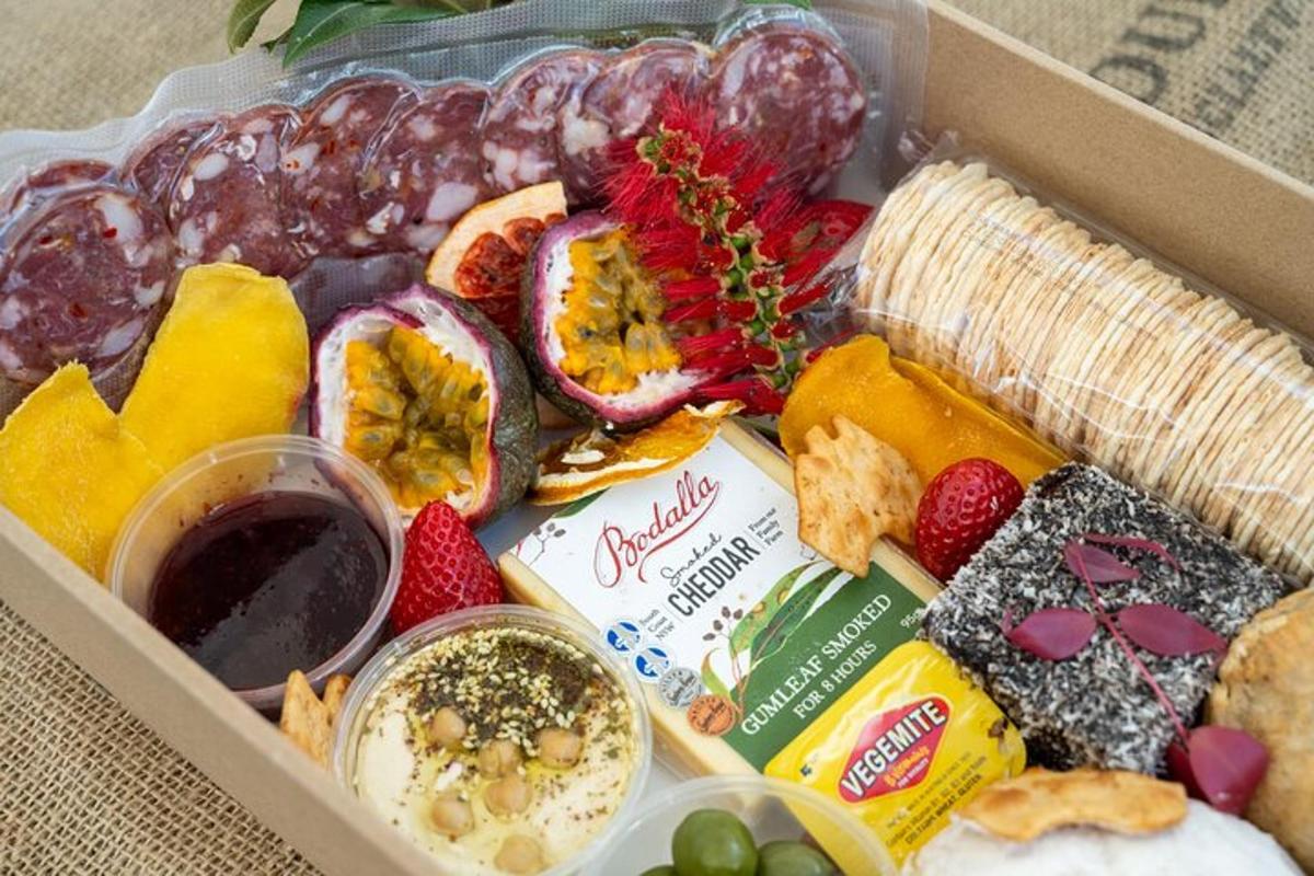 una caja llena de diferentes tipos de comida