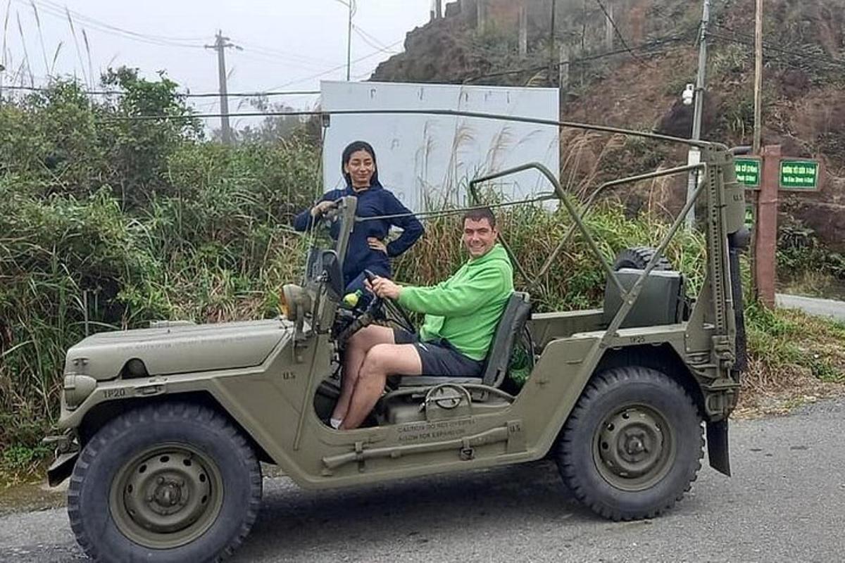 un uomo e una donna seduti in una jeep militare