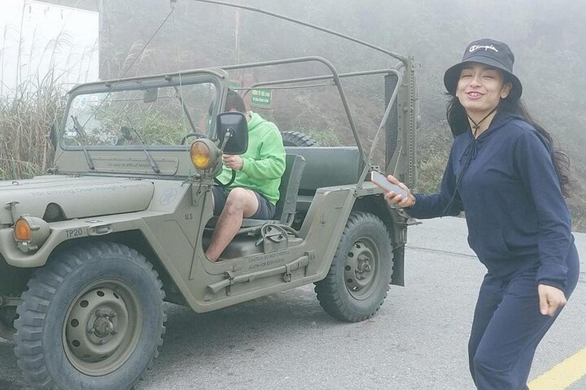 žena stojaca vedľa muža v džípe