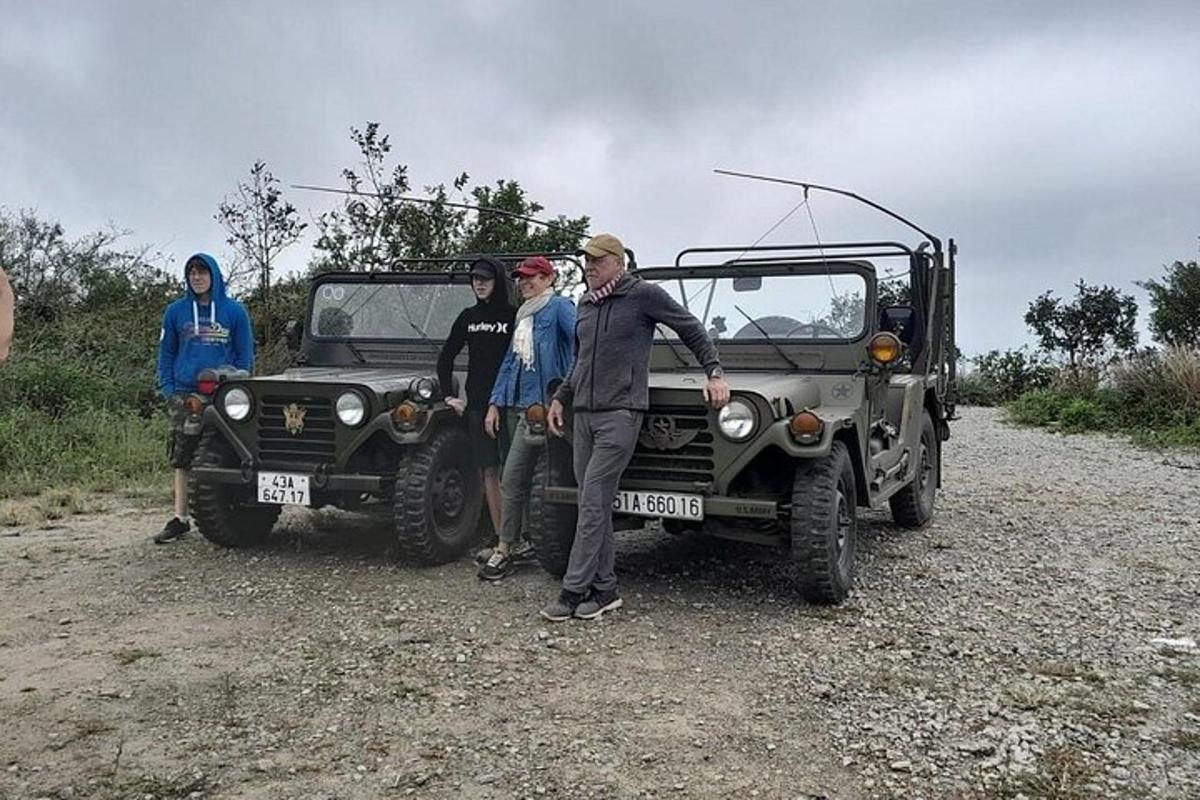 un gruppo di persone in piedi davanti a una jeep