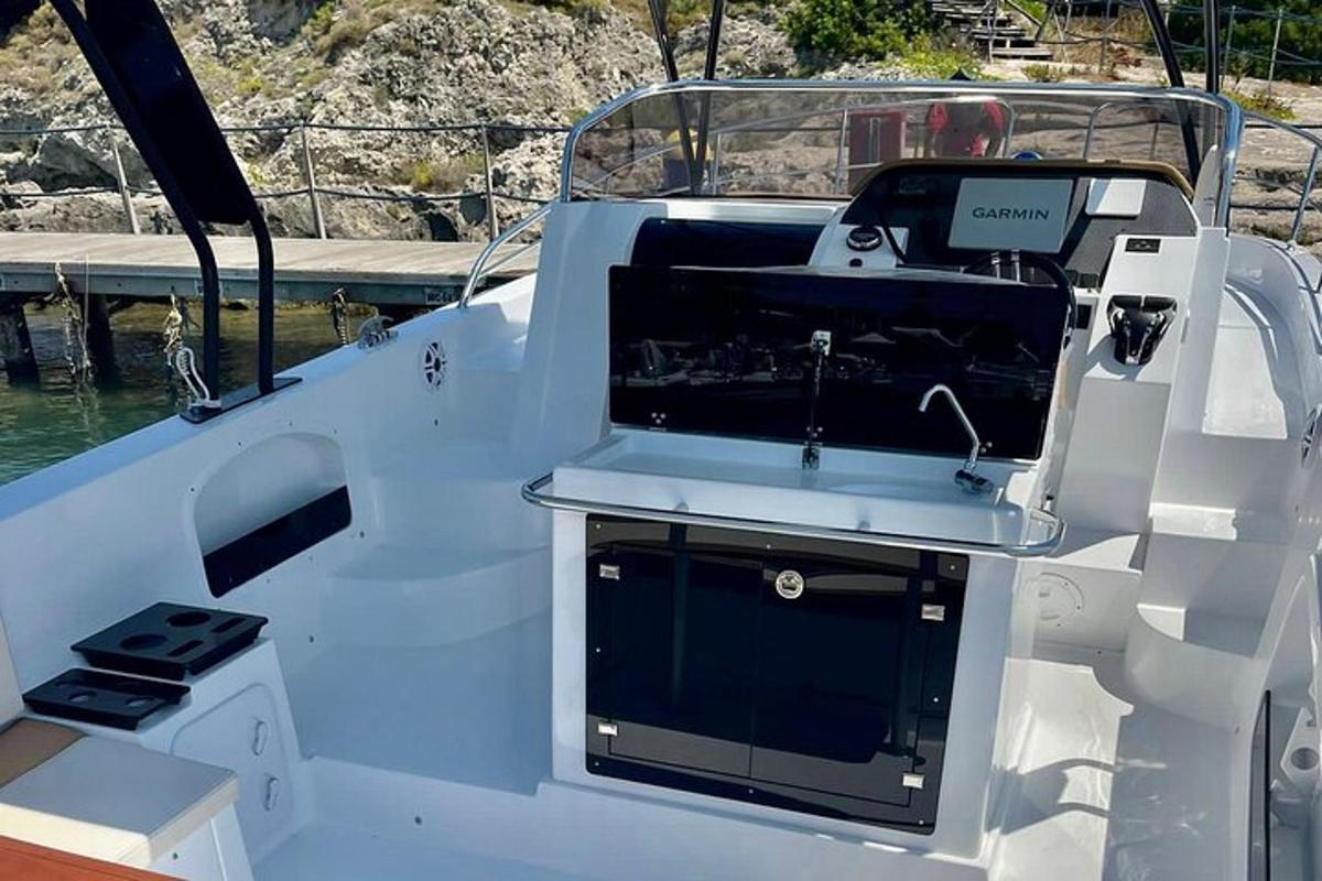 un vaixell blanc està atracat a l'aigua