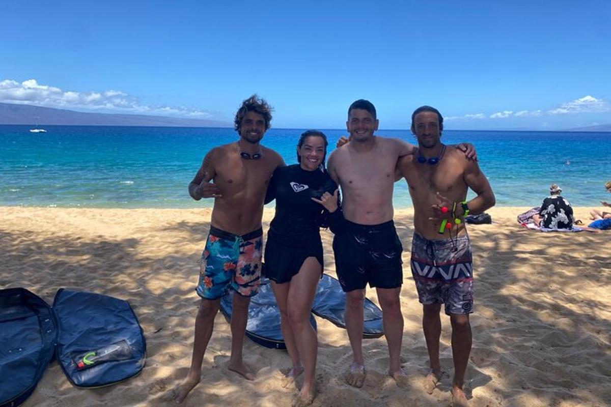 grupa muškaraca koji stoje na plaži