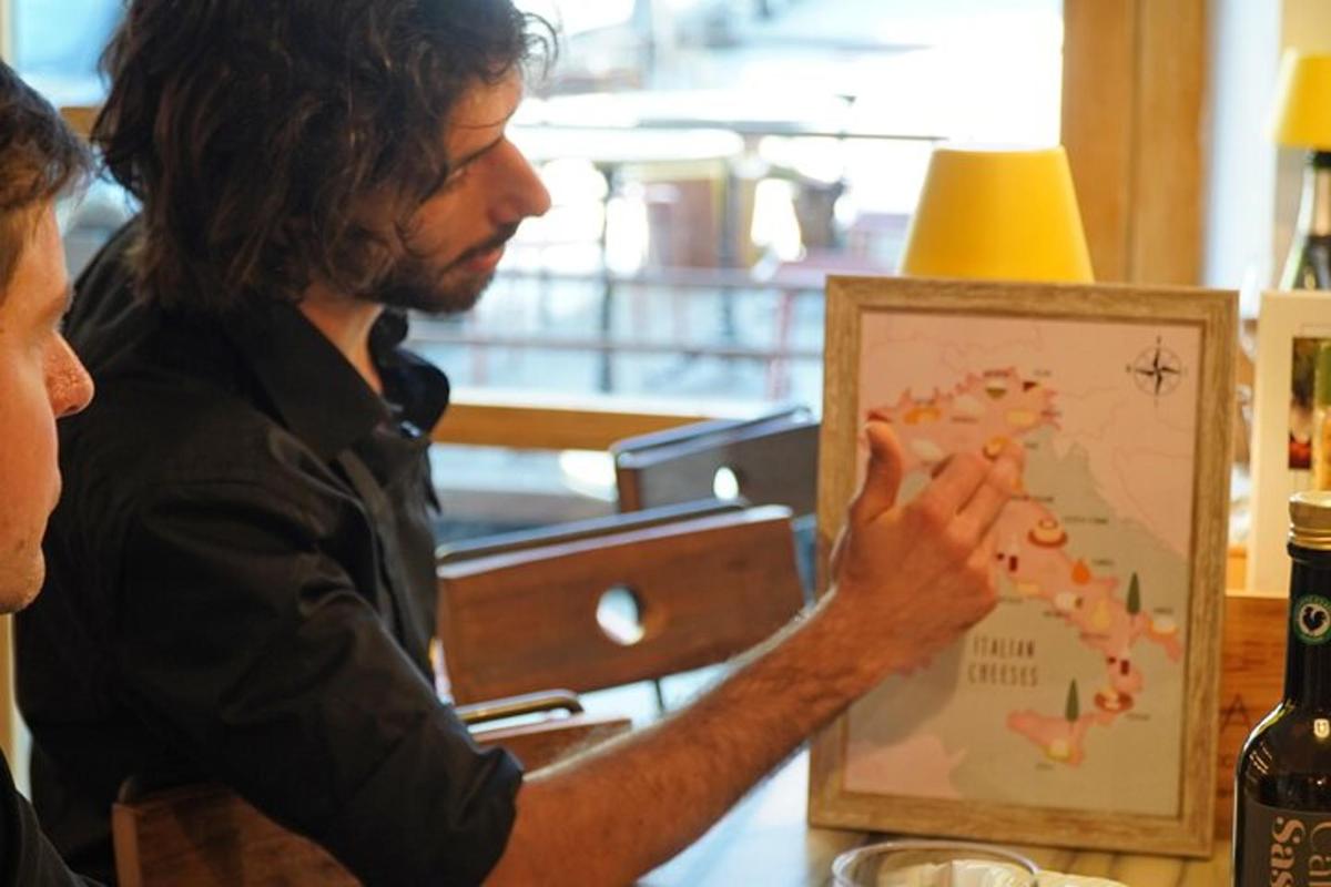 Un hombre está ayudando a otro hombre a mirar un mapa.