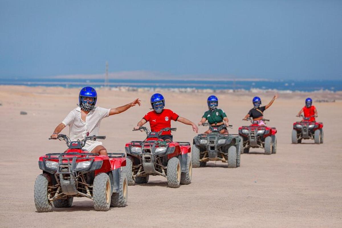 un gruppo di persone in sella a quad sulla spiaggia