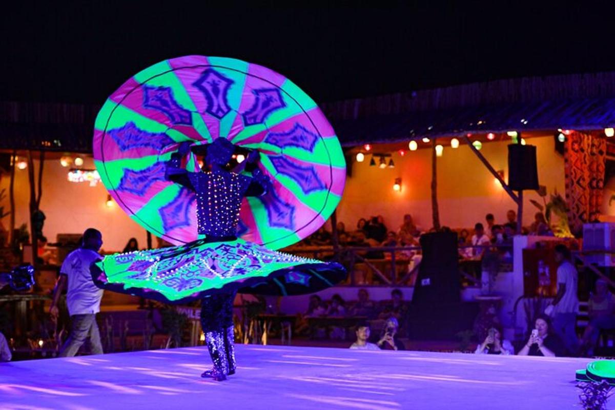una donna in abito su un palco con un ombrello