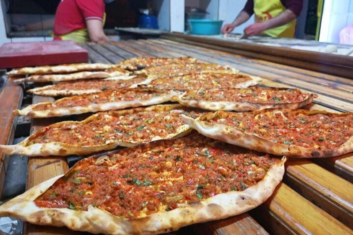 hópur af pizzum á borði