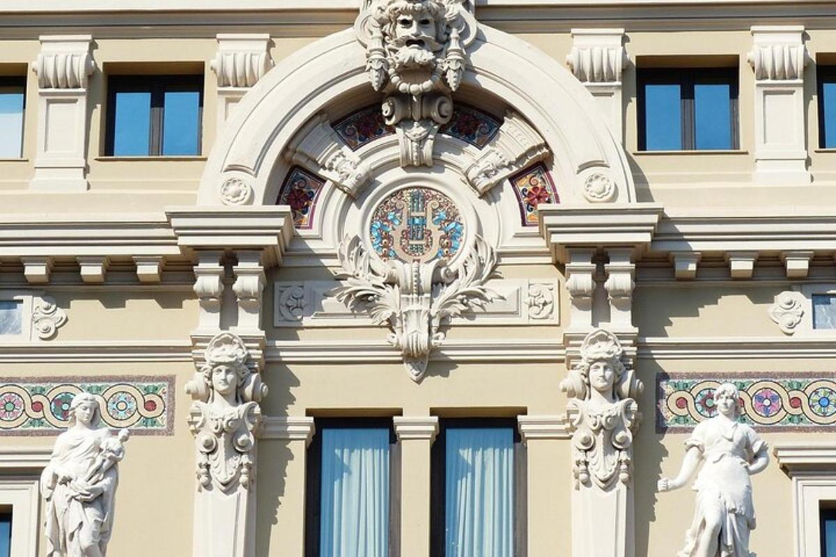 um edifício com estátuas ao lado