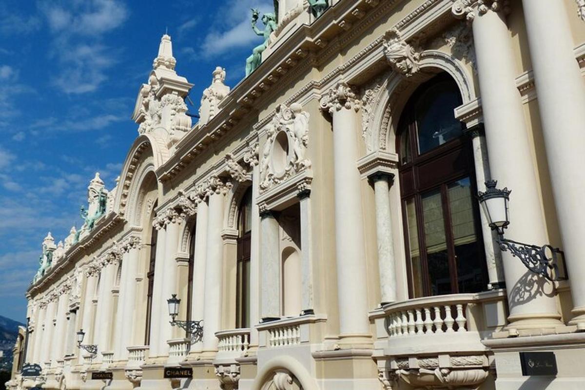 um grande edifício branco com um poste de luz na frente