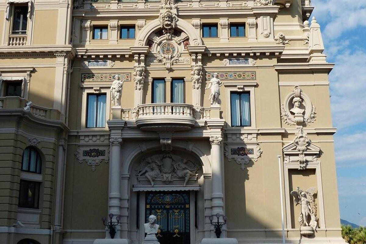 o clădire mare, maro deschis, cu un balcon deasupra ușii