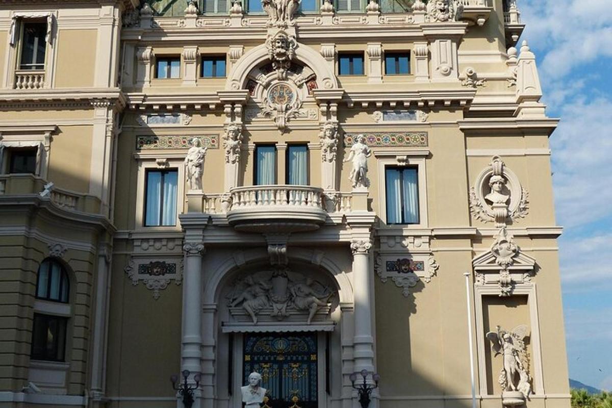 o clădire mare cu un balcon deasupra