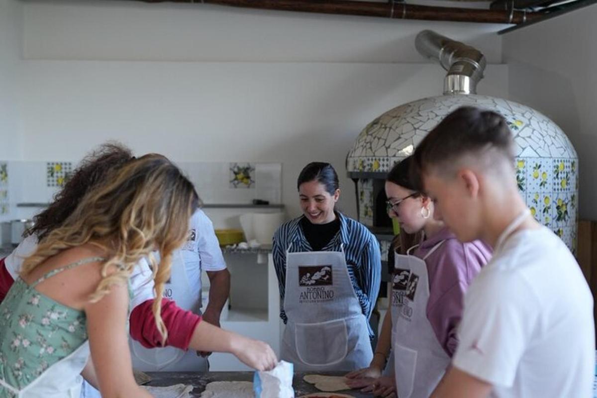 een groep mensen die in een keuken staan en eten bereiden