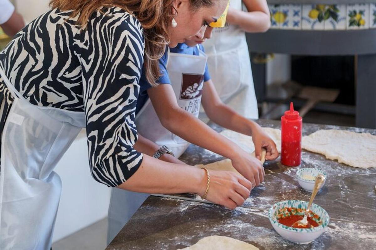 două femei într-o bucătărie care pregătesc mâncare pe un blat
