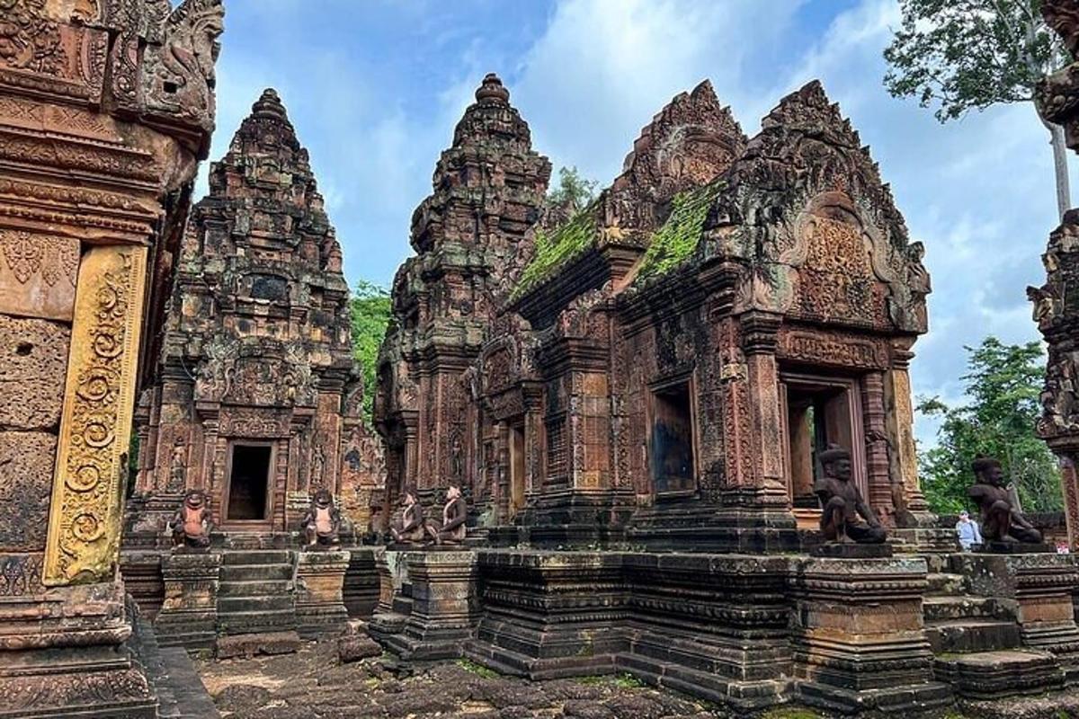 un gruppo di templi con persone di fronte a loro