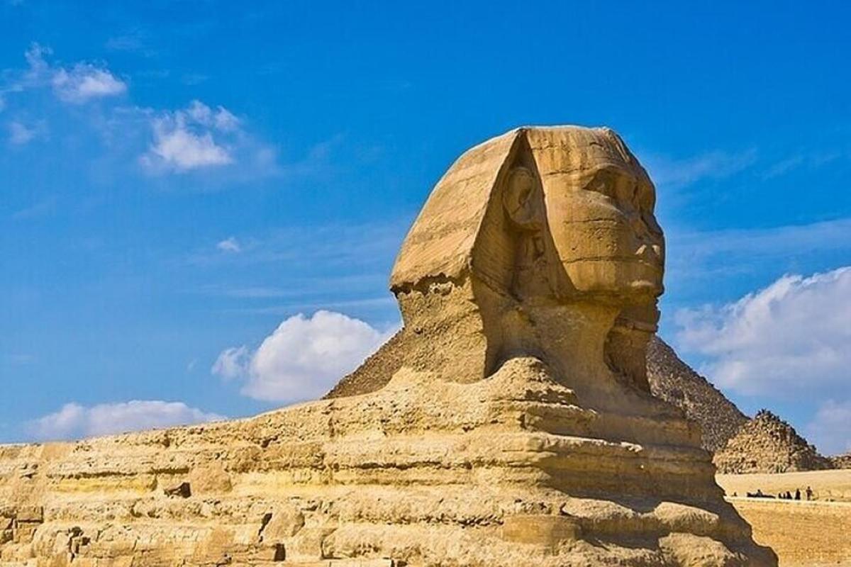 patung Anubis di depan piramida