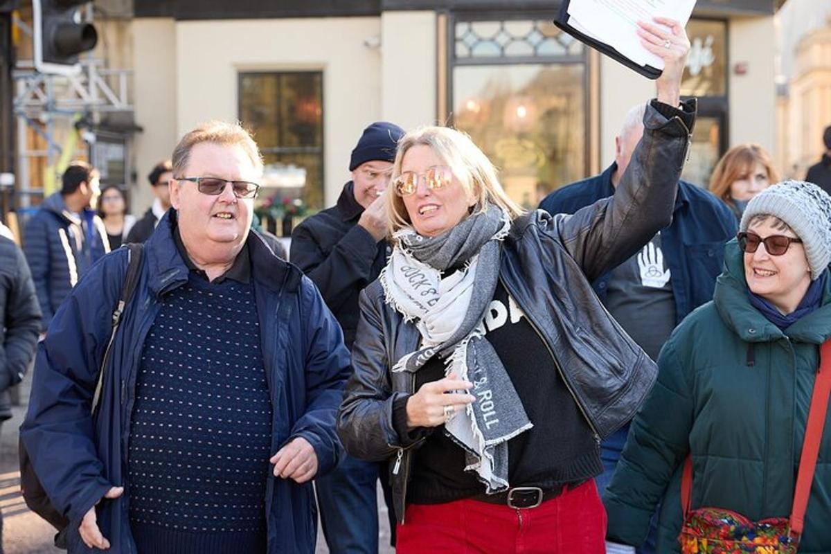 eine Gruppe von Menschen, die die Straße entlang gehen