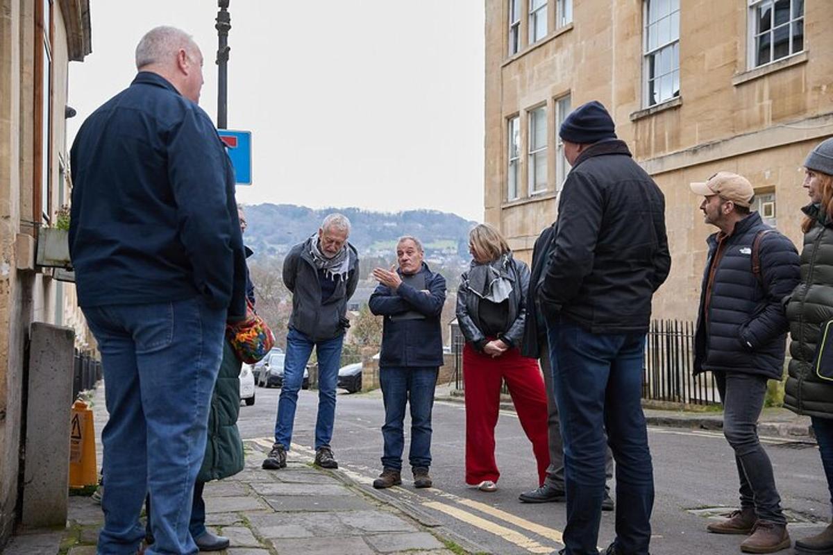 eine Gruppe von Menschen steht auf einer Straße