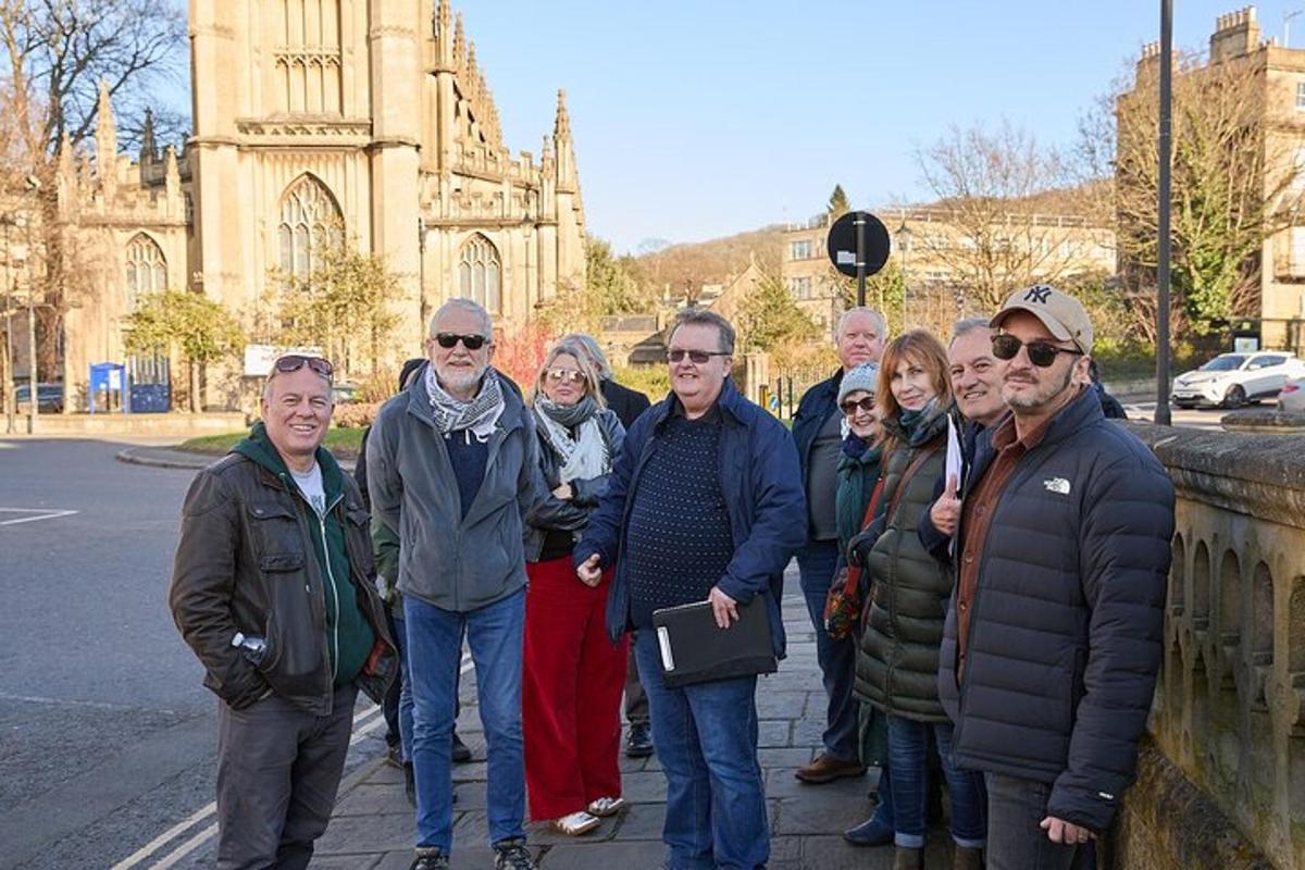 eine Gruppe von Menschen posiert für ein Foto vor einem Gebäude