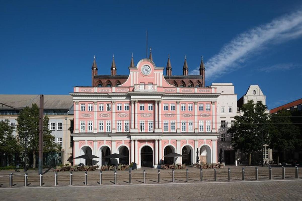 un edificio rosa con un orologio in cima