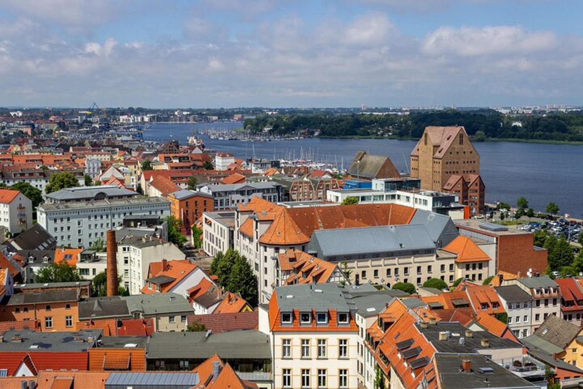 pohled na město s řekou a budovami