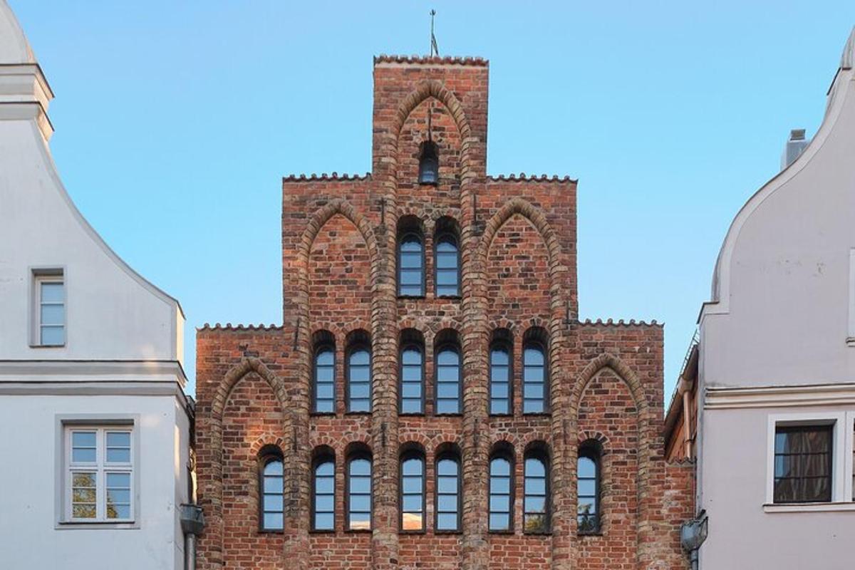 un alto edificio in mattoni con una torre in cima