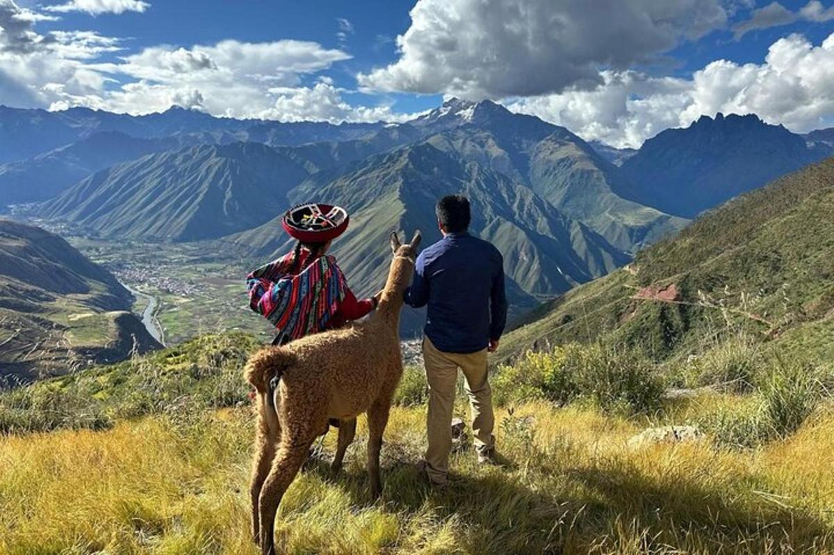 due persone in piedi su una collina con un lama