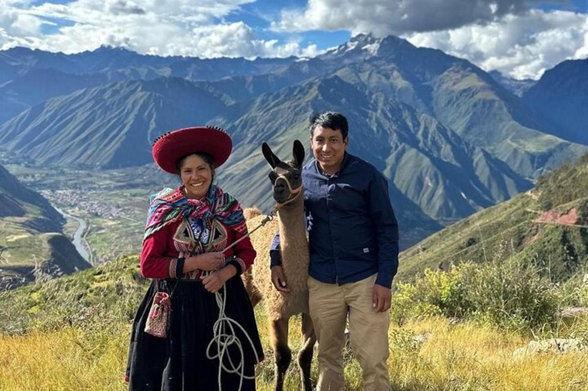 un uomo e una donna in piedi su una montagna con un cammello