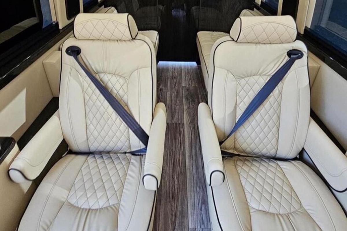 dvě řady sedadel v autobuse