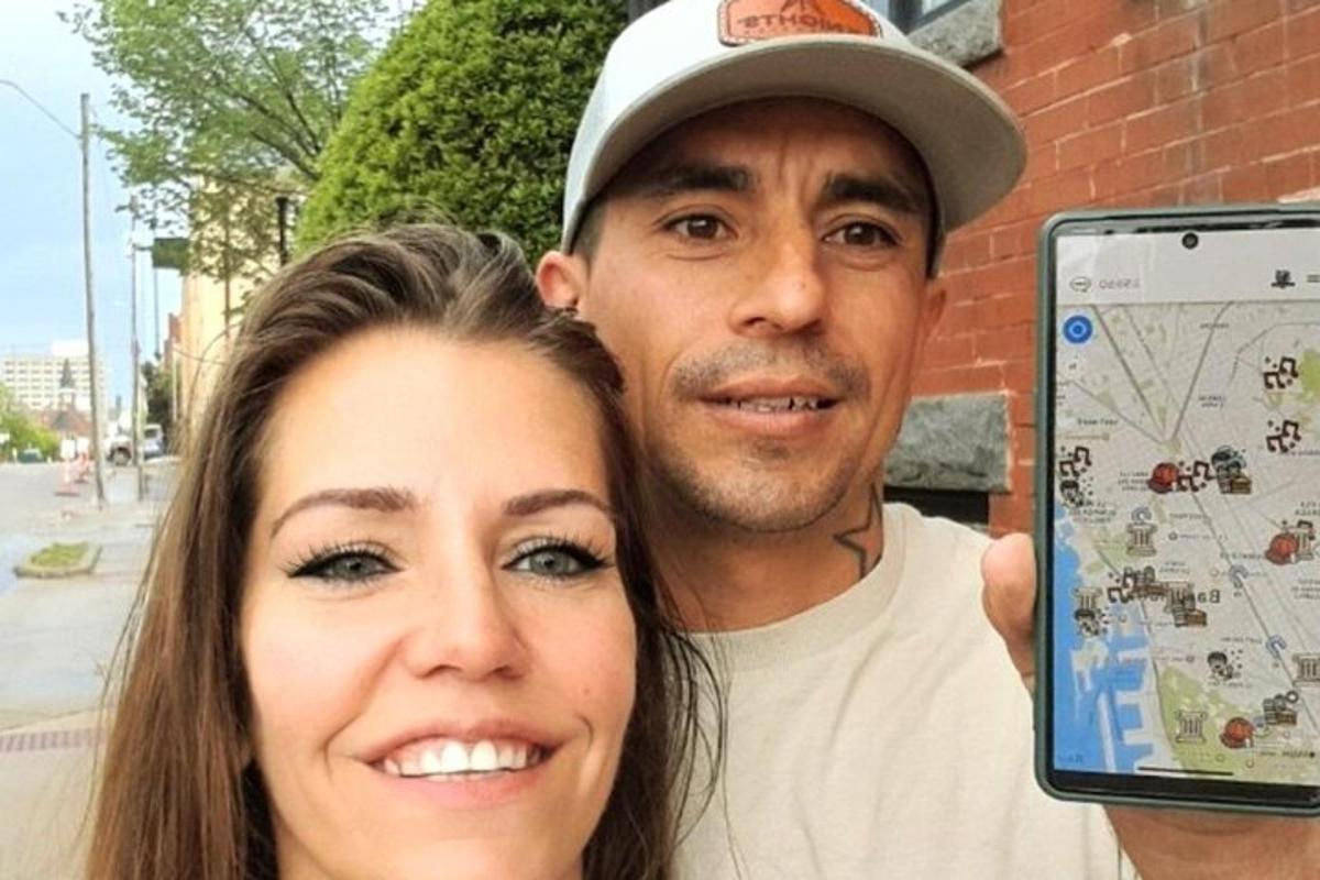 um homem e uma mulher segurando um tablet