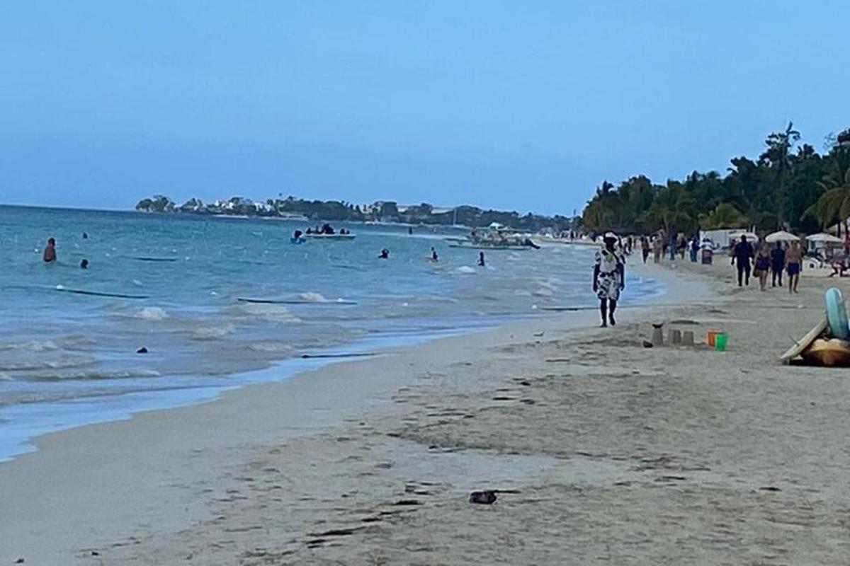 un grup de persones caminant per la platja