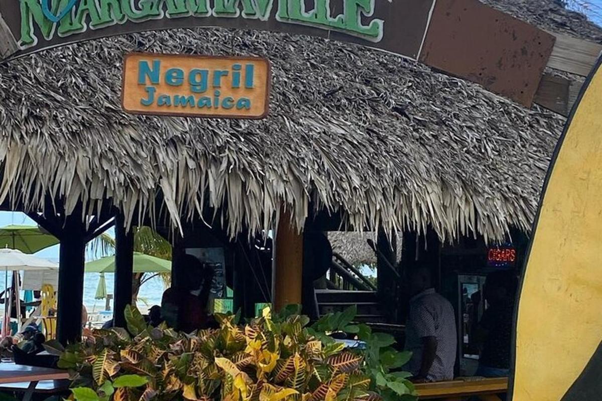 een restaurant met een rieten dak