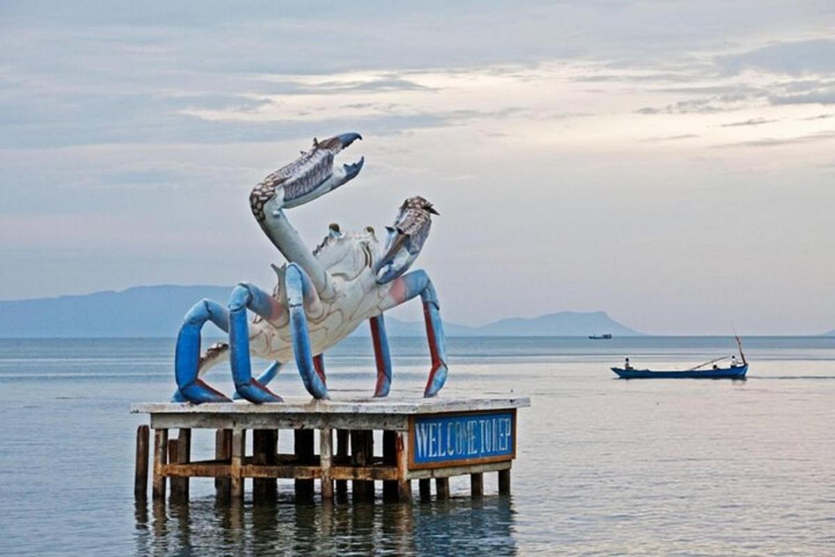 patung dua orang di dok di dalam air