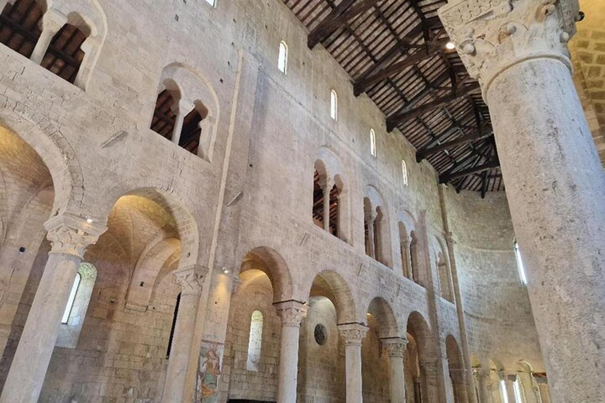 uma sala grande com vários arcos em um prédio