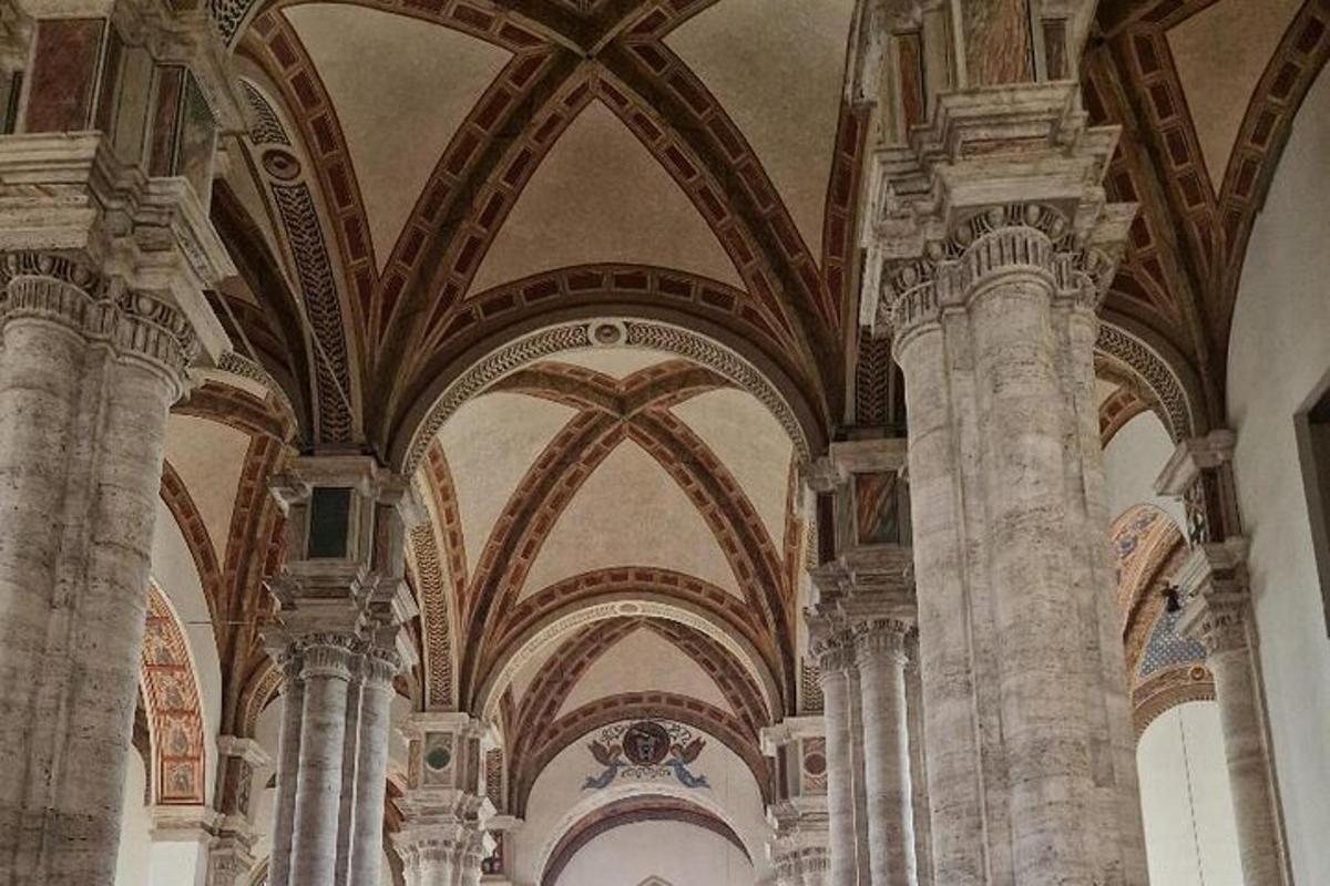 uma sala com colunas e tetos em um edifício