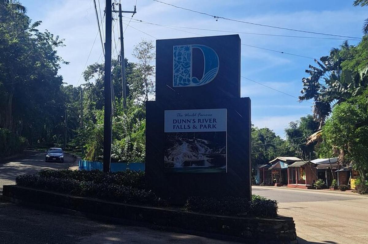 a sign for a d drugs wayinks yard on a street