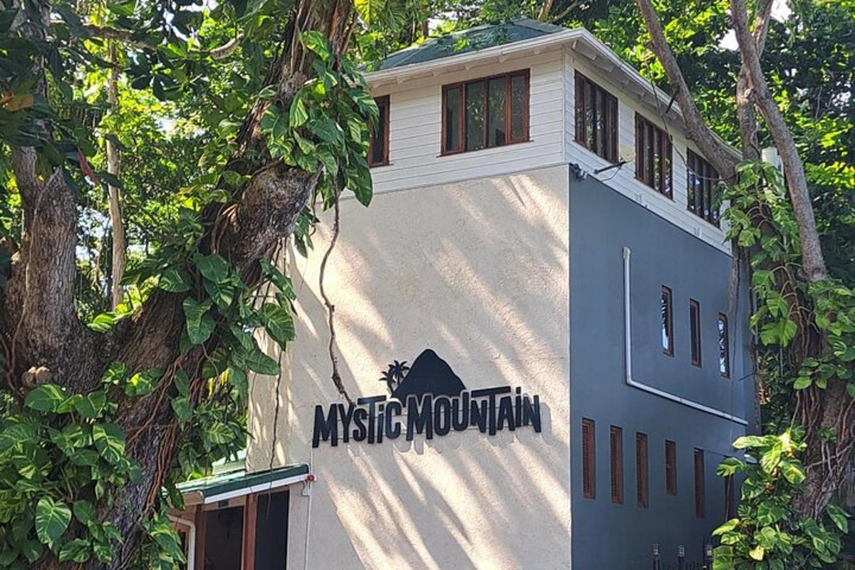 một biển báo ở bên hông tòa nhà có cây