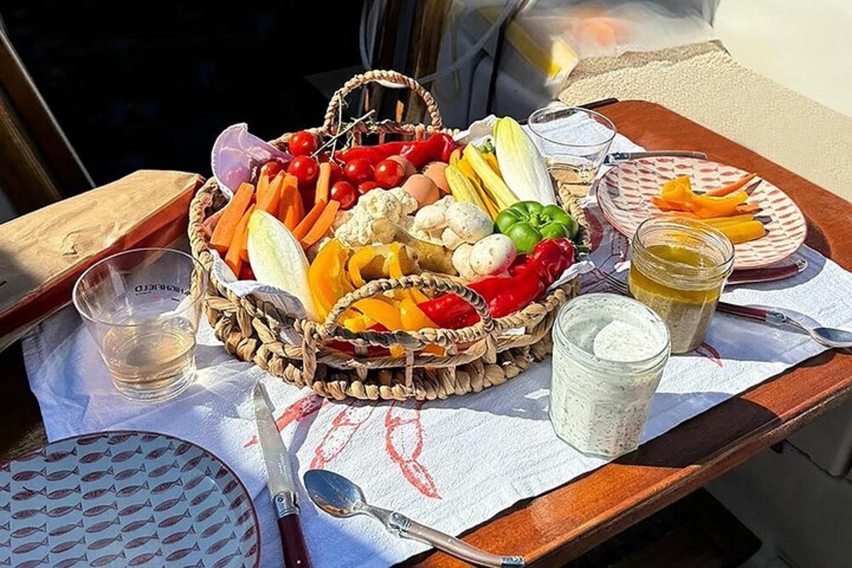piknikulaud koos puu- ja köögiviljakorviga