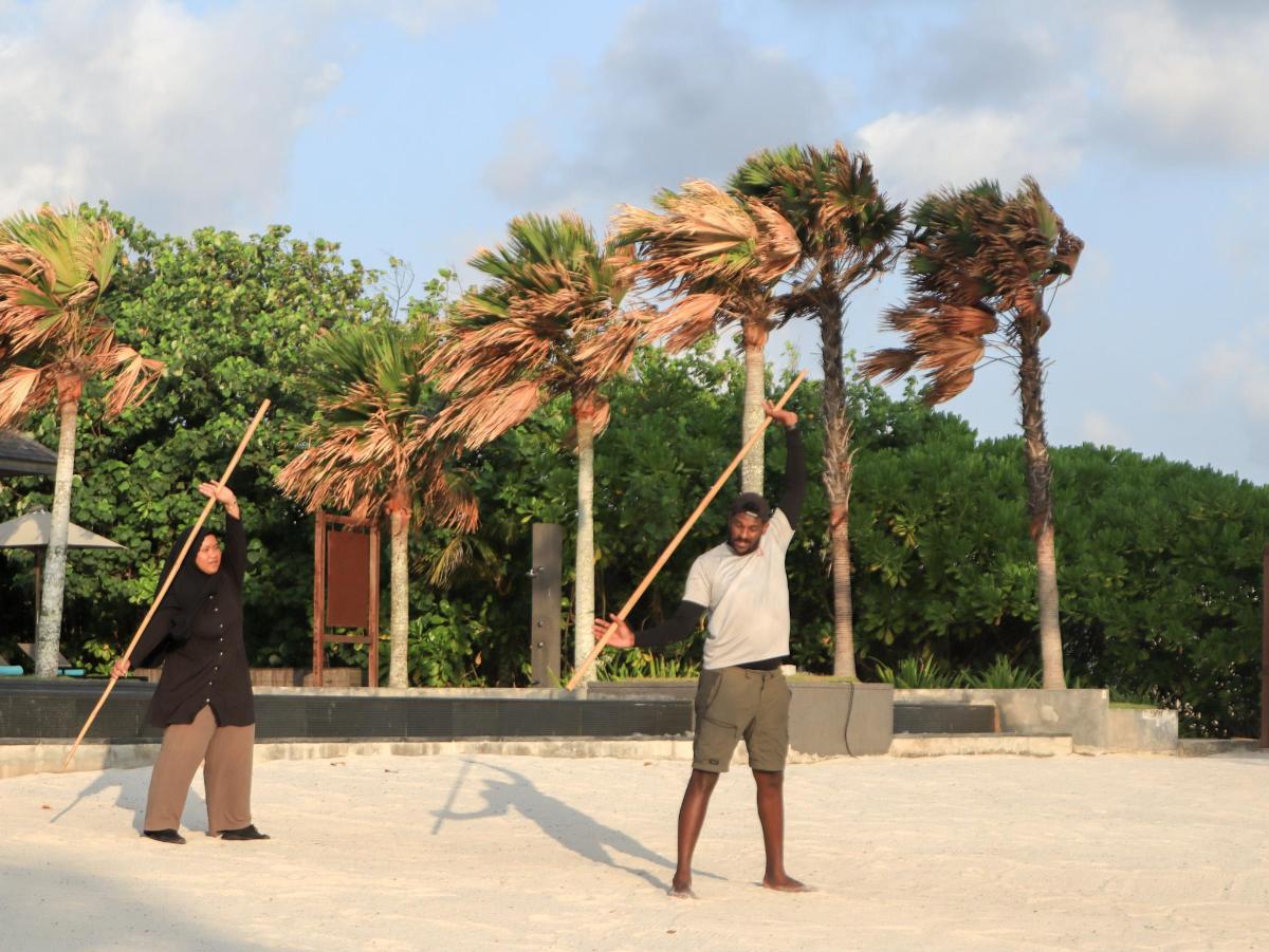 一男一女举着棕榈树