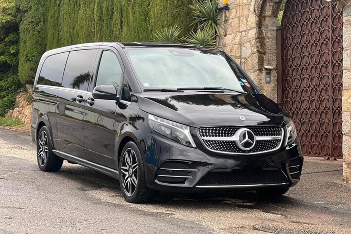 melns Mercedes Benz apvidus auto, kas novietots uz ielas